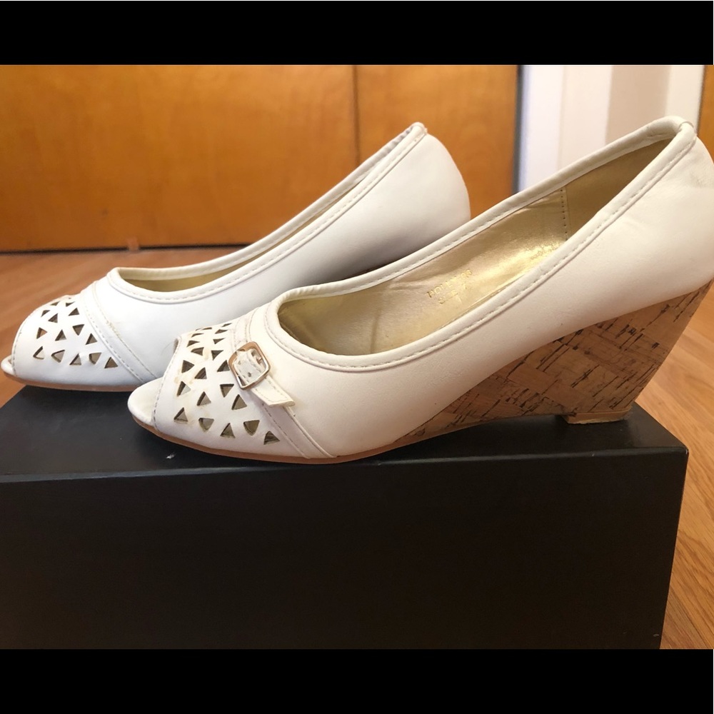 Yoki Women’s White Wedges